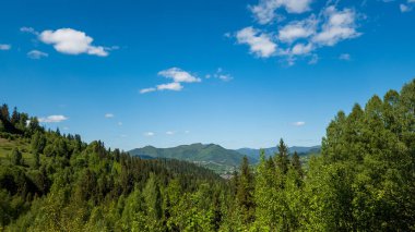 Dağları ve bulutları olan güzel bir manzara