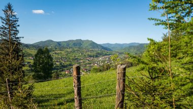 Ukraynalı Karpatların dağlarına bakın.