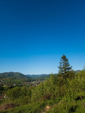 Dağlardaki güzel bir vadi manzarası