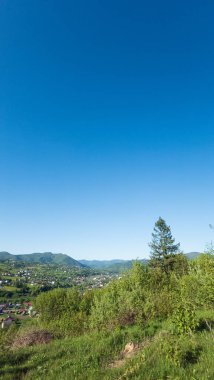 Bulutlu bir gökyüzünün altında güzel bir dağ manzarası