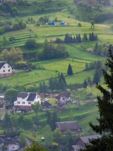 Dağlarda bir dağ köyü olan güzel bir manzara