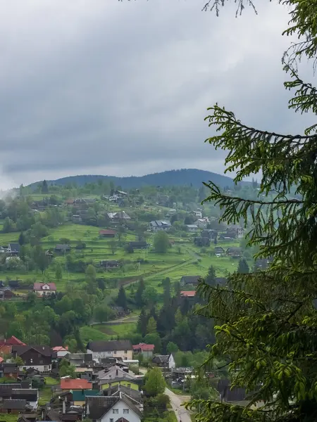 Dağların ve köyün güzel manzarası