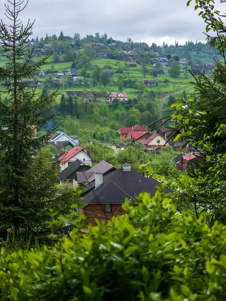 Dağlardaki köyün güzel manzarası