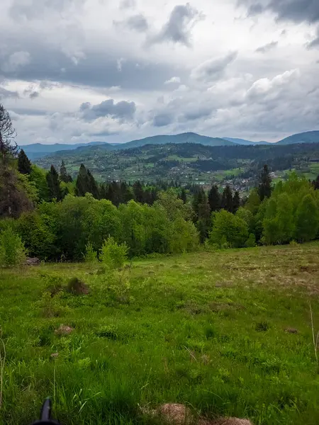 Ukrayna Karpatlar güzel dağ manzarası.