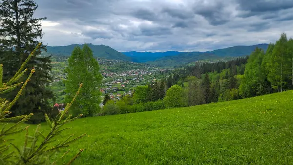 Dağları ve mavi gökyüzü olan güzel bir manzara.