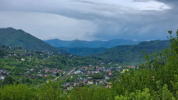 Nepal 'de dağlık arazi ve bulutlu gökyüzü