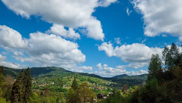 Dağ sırası olan güzel bir manzara.