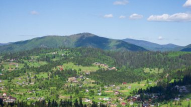 Yazın Karpat Dağları Köyü.