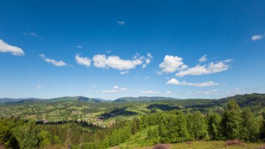 Dağlarda yaz manzarası