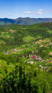 Yazın tepeden dağ köyüne manzara