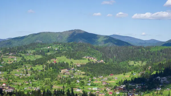 Yazın Karpat Dağları Köyü.