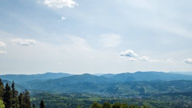 Yazın dağın tepesinden manzara.
