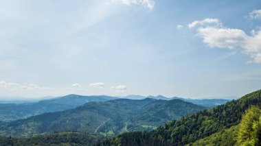 Yazın Ukraynalı Karpatların güzel dağları. Drone görünümünün doğası.