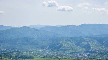 Arkaplanda dağların güzel manzarası