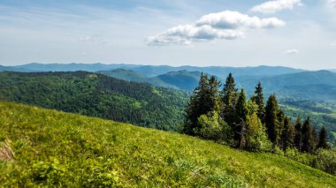 yeşil dağlar ve mavi gökyüzü