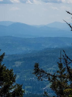 Yazın Karpat Dağları 'nda dağlar