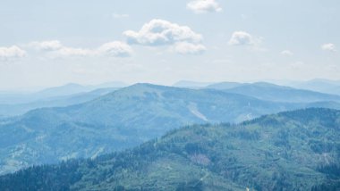 Dağ manzarası. Dağlar ve beyaz bulutlu mavi gökyüzü. Karpatlar, Ukrayna