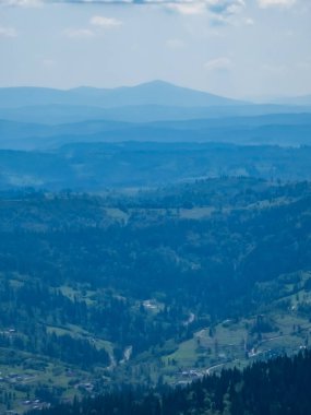 Dağları ve mavi gökyüzü olan güzel bir manzara.