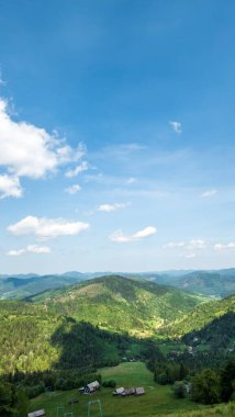 Yaz gününde yeşil dağlar