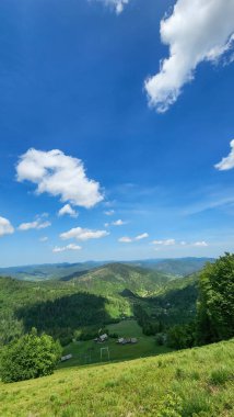Bir dağ sırası ile güzel bir yaz manzarası