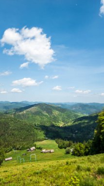 Dağlara ve vadiye bak.
