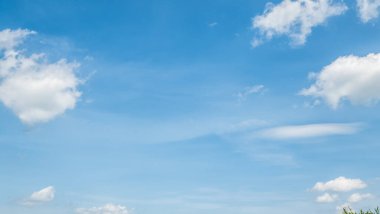 Mavi gökyüzünde güzel beyaz bulutlar