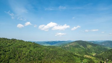 Dağları olan güzel bir manzara. mavi gökyüzü ve bulutlar