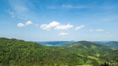 Bulutlu bir günde yaz dağları ve orman.