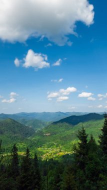 Yazın yeşil dağ ve mavi gökyüzü