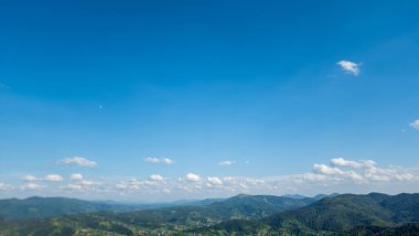 Mavi gökyüzü olan dağ manzarası