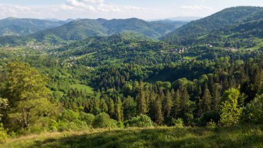 Dağlarda dağları olan güzel bir manzara.