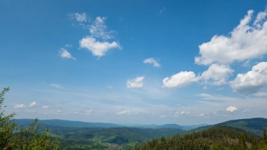 Dağlarla ve mavi gökyüzüyle yaz manzarası