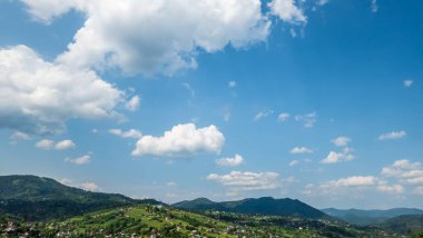 Mavi gökyüzü olan dağ manzarası