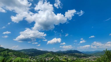 Ukraynalı Karpatların bulutlu bir günde yaz manzarası