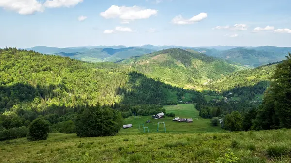 Yaz dağı manzarası. Güzel yeşil çayır, Karpatlar 'daki dağlar, Ukrayna