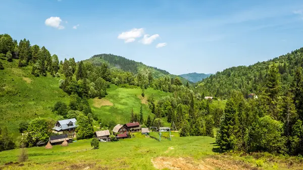 Karpatya köyündeki güzel yaz manzarası