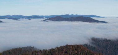Sisin içindeki güzel dağ manzarası