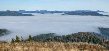 Dağlarda sis olan güzel dağ manzarası