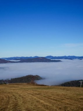 sis ve dağlar ile sonbahar manzara