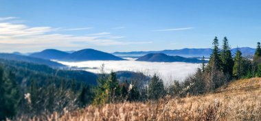 Bulutlu güzel dağ manzarası