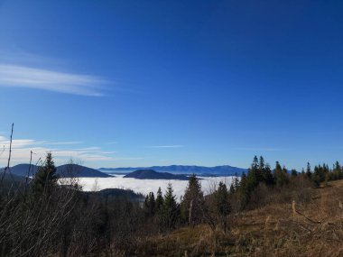 Dağların tepesinden görüntülemek