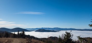 Bulutlu güzel dağ manzarası