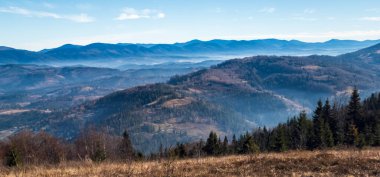 Dağlarda dağları olan güzel bir manzara.