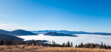 Dağlarda sonbahar manzarası