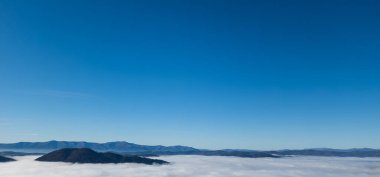 Sabahları dağların güzel manzarası