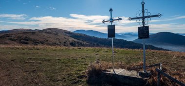 Güzel sonbahar manzarası dağlarda