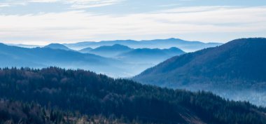 Dağlı ve sisli bir dağ manzarası