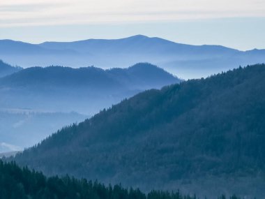 Dağların tepesinden bir manzara. yüksek kaliteli fotoğraf