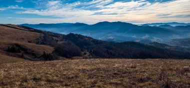 Renkli ağaçlarla dolu dağların muhteşem sonbahar manzarası, dağ sırası, bulutlu bir gün.