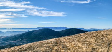 Güzel sonbahar manzarası dağlarda